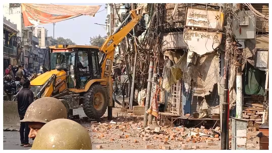 दालमंडी में ध्वस्तीकरण की शुरू कार्रवाई, 14 मकानों पर चलाया जा रहा बुलडोजर