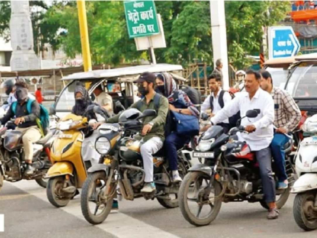 वाराणसी में हर महीने हजारों लोग बिना सीट बेल्ट और हेलमेट के चला रहे वाहन, लाखों का चालान...