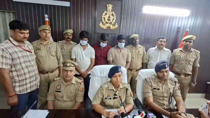 वाराणसी में लूट का नया पैतरा, मारपीट कर ट्रांसफर कराते थे रकम, तीन गिरफ्तार
