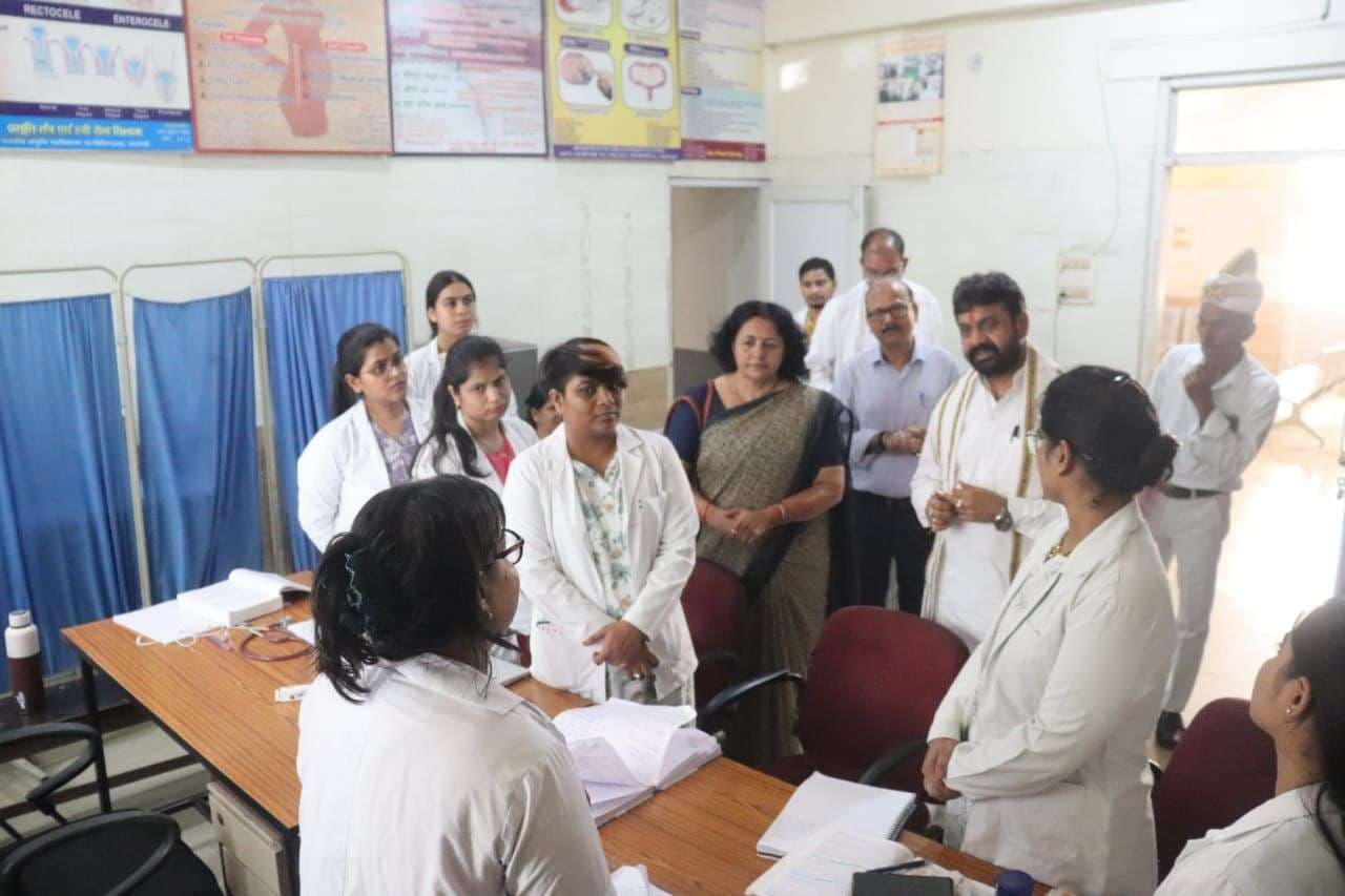 आयुष मंत्री का औचक निरीक्षण, चिकित्सक शिक्षक मिले अनुपस्थित, कटेगा वेतन