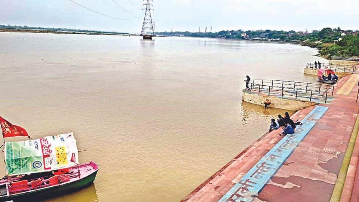 वाराणसी में गंगा का जलस्तर घटा, घाटों पर फिर से जागी चहल-पहल