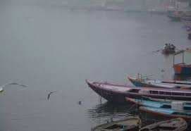वाराणसी में ठंड ने पसारा पांव, पारा 12 डिग्री के करीब पहुंचा