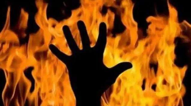 जमीनी विवाद से तंग आकर बुजुर्ग ने तहसील परिसर में लगाई आग,  हालत गंभीर