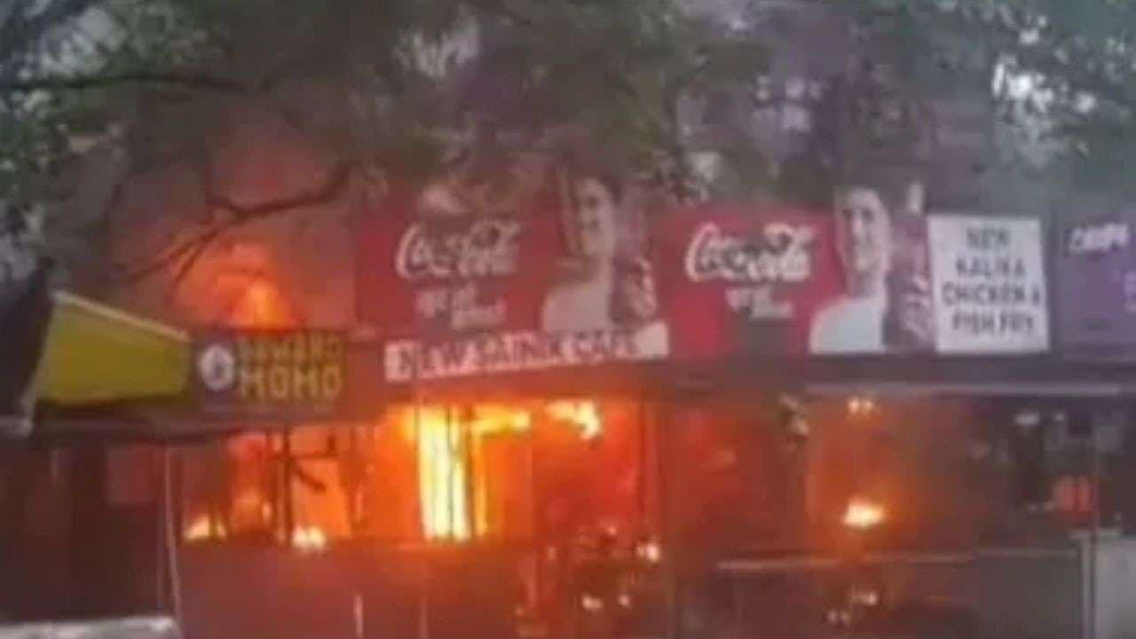 चिकन मार्केट में लगी भीषण आग, आधा दर्जन दुकानें और कई वाहन राख 
