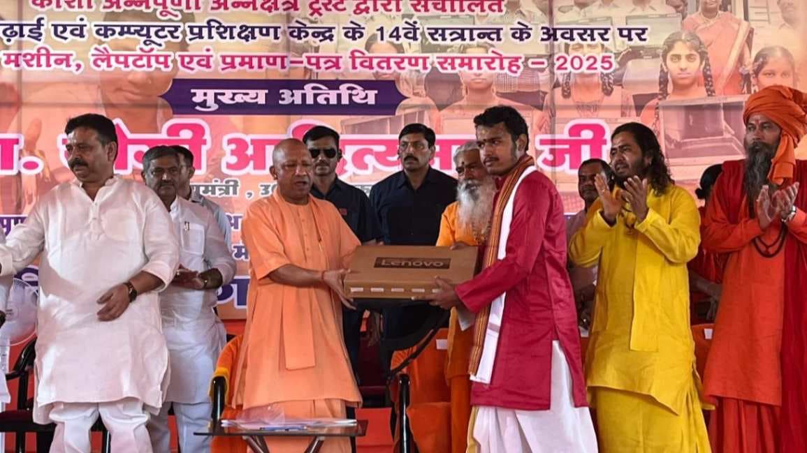 सीएम के हाथों लैपटॉप एवं सिलाई मशीन प्राप्त कर काशी की बेटियों के चेहरे खिले
