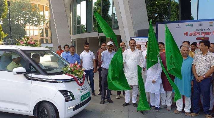बनारस में दौड़ी यूपी की पहली एआई वैन, मेयर ने दिखाई हरी झंडी,