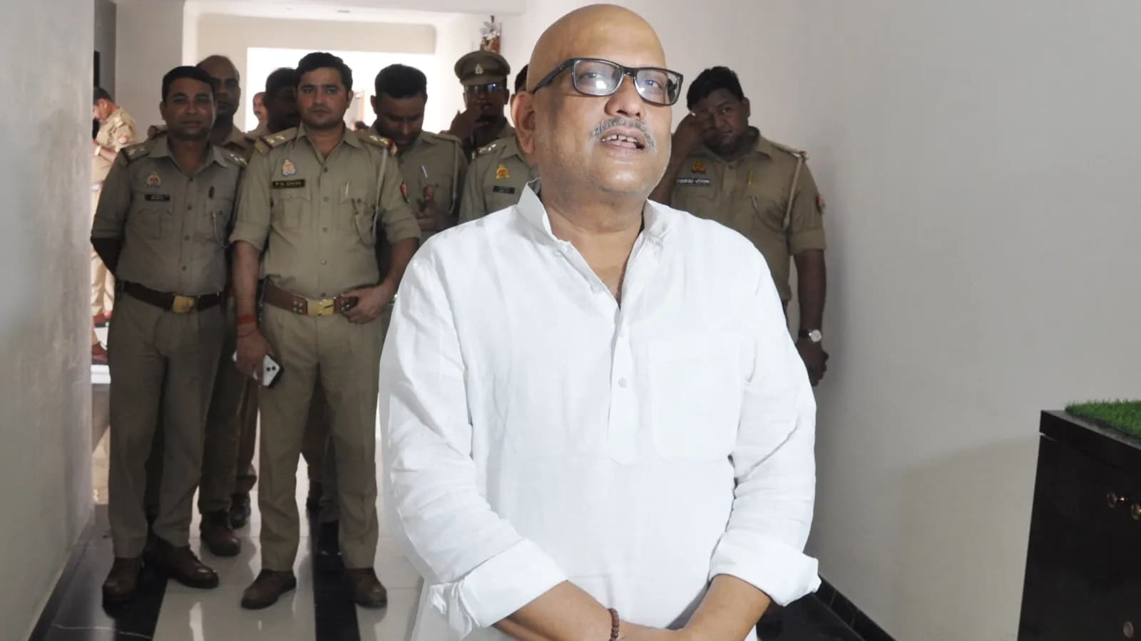 अजय राय को हाउस अरेस्ट किए जाने पर कांग्रेस का विरोध, सरकार पर लोकतंत्र की हत्या का आरोप...