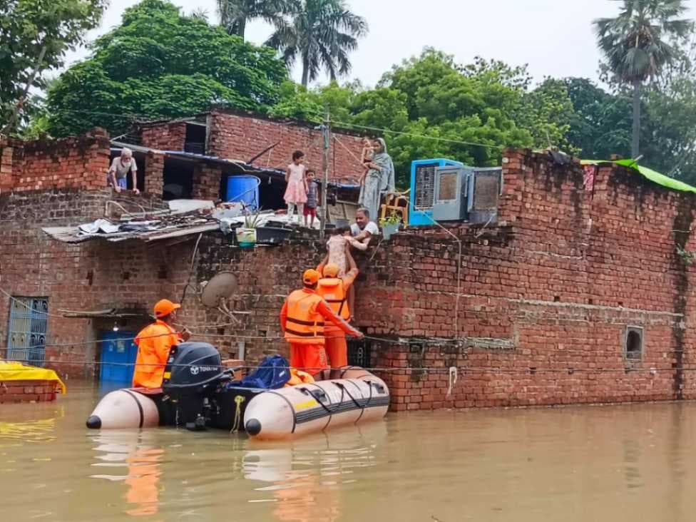 वाराणसी में गंगा ने तीसरी बार चेतावनी बिंदु किया पार, घर छोड़कर भाग रहे पीड़ित 