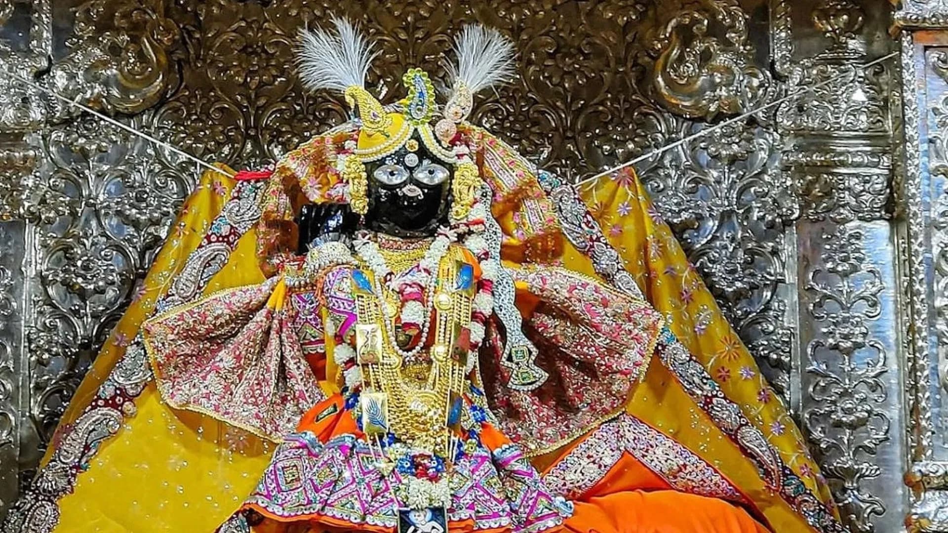 बांके बिहारी मंदिर में आरती के समय क्यों नहीं बजती घंटी, जाने इसके पीछे का रहस्य 