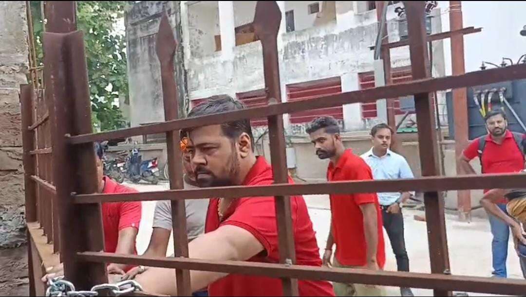 बनारस में बीजेपी की पूर्व विधायक के बेटे की दबंगई आई सामने, घर के गेट पर ताला बंद कर जबरन उठवा दी दीवार 