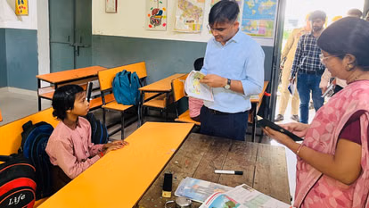 बच्चों ने सवालों का दिये सही जवाब, डीएम हुए संतुष्ट
