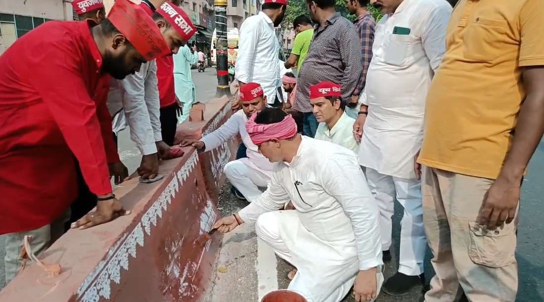 काशी में गरमाई सियासत: सपा जनों ने डिवाइडर से मिटाए मंदिर और शिवालय के चित्र 
