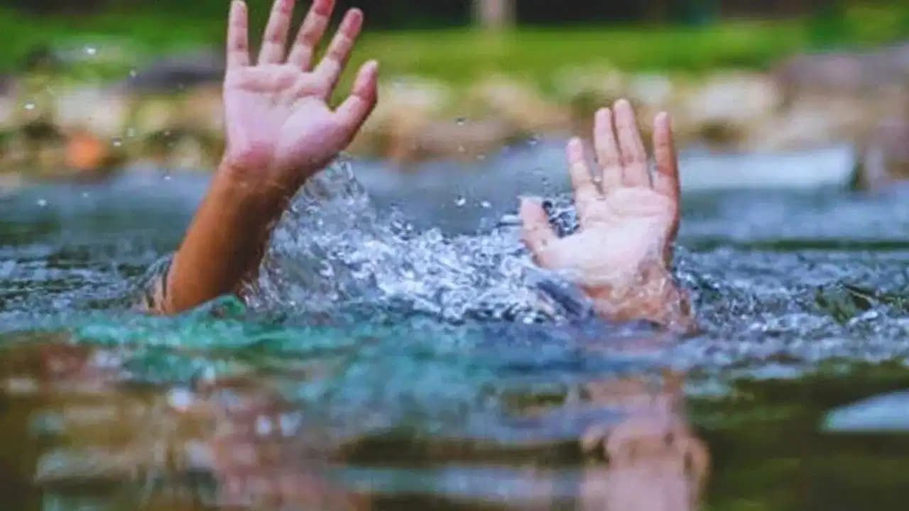आस्‍था की डुबकी लगाने की खुशियां मातम में बदलीं, गंगा में डूबने से तीन की मौत