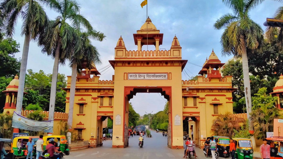 BHU में आंदोलनरत महिलाकर्मी की तबीयत बिगड़ी, अस्‍पताल में भर्ती