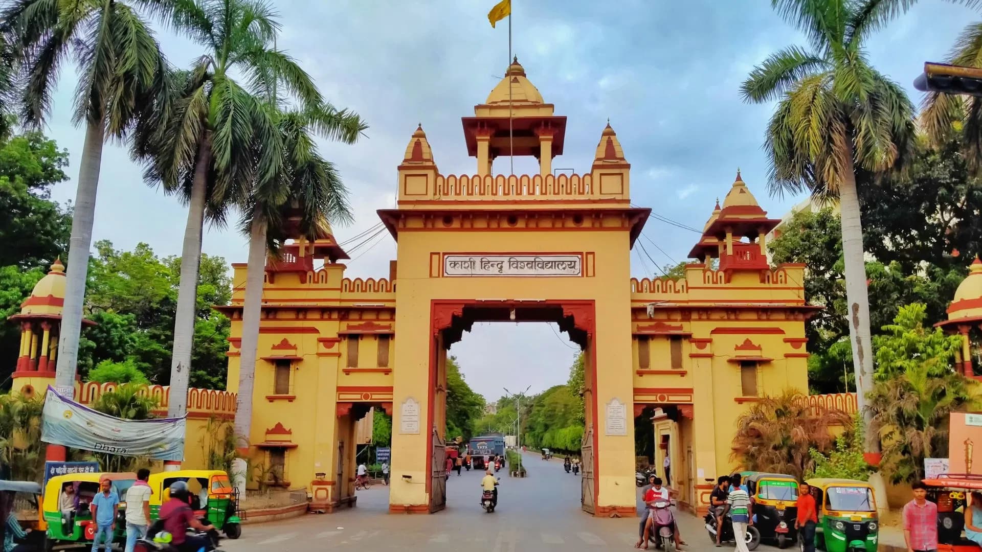 BHU के कुलसचिव पर नियमों की अनदेखी कर लाभ लेने का आरोप, उठी जांच की मांग