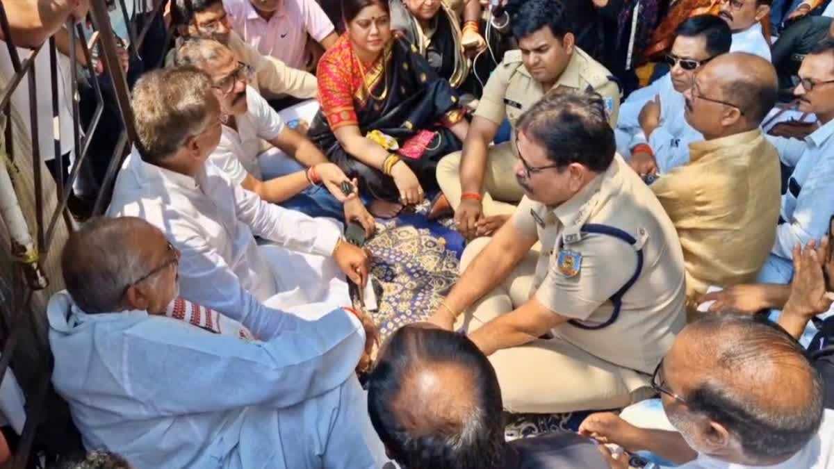 भाजपा नेता के साथ दुर्व्यवहार, कार्यकर्ताओं ने थाने में दिया धरना
