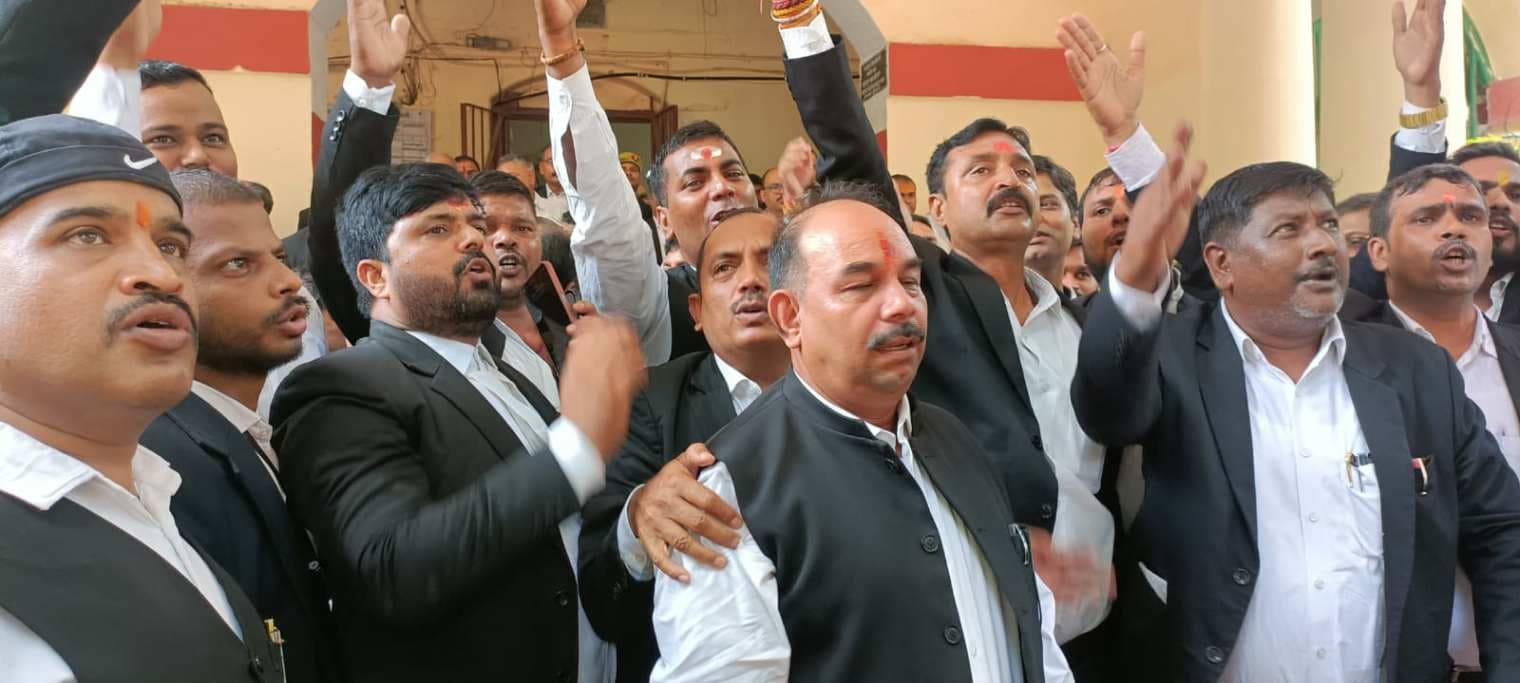 मुकदमा दर्ज होने पर अधिवक्ताओं का डीएम पोर्टिको में विरोध प्रदर्शन