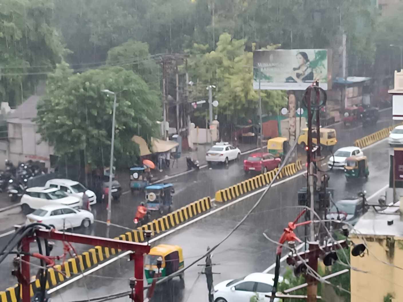 वाराणसी में दोपहर बाद झमाझम बारिश, उमस से मिली राहत तो जलभराव ने बढ़ाई परेशानी