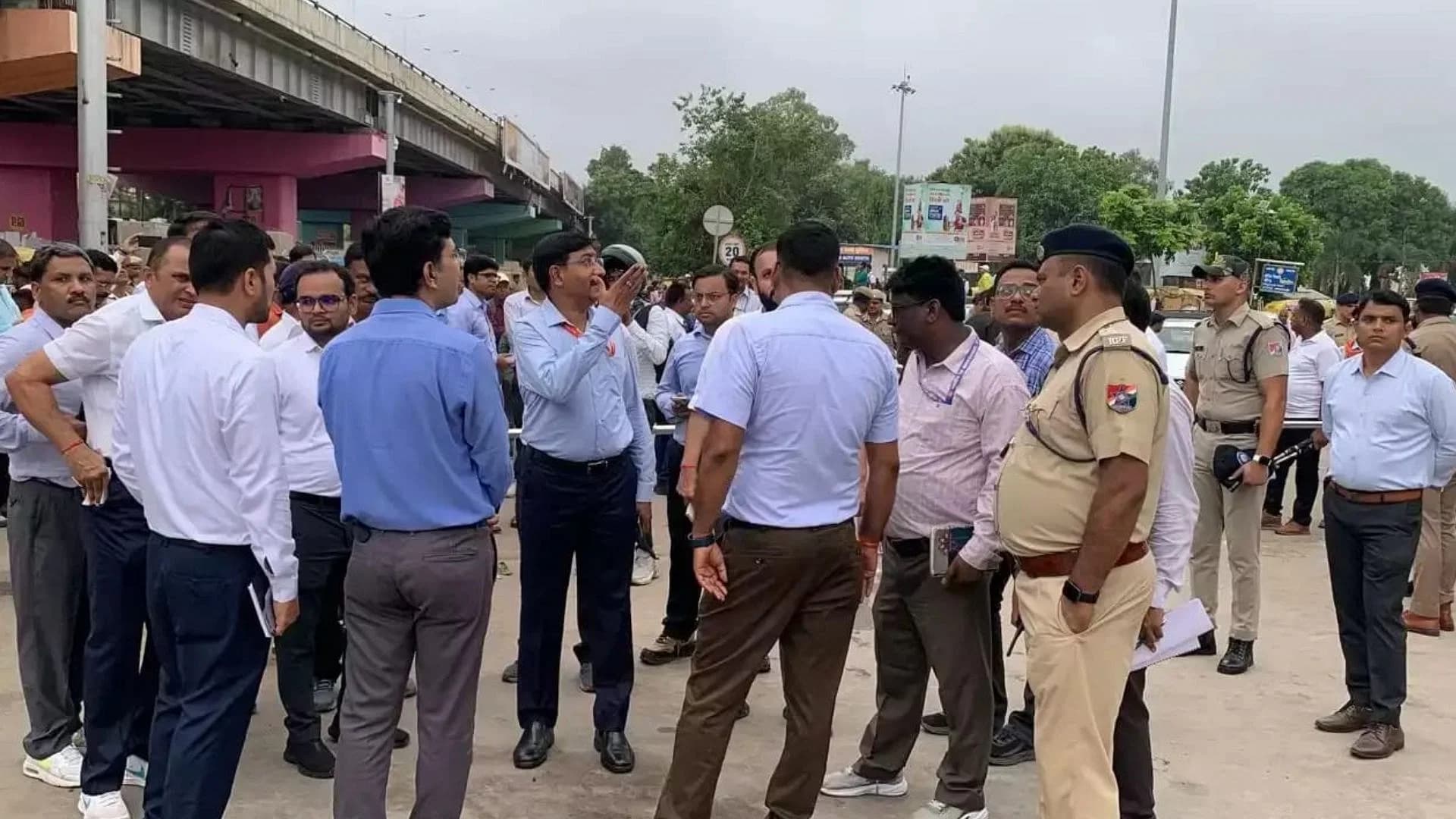 वाराणसी कैंट स्टेशन  पाथवे पर लगेंगे शेड और लाइटें, डीआरएम ने दिए निर्देश
