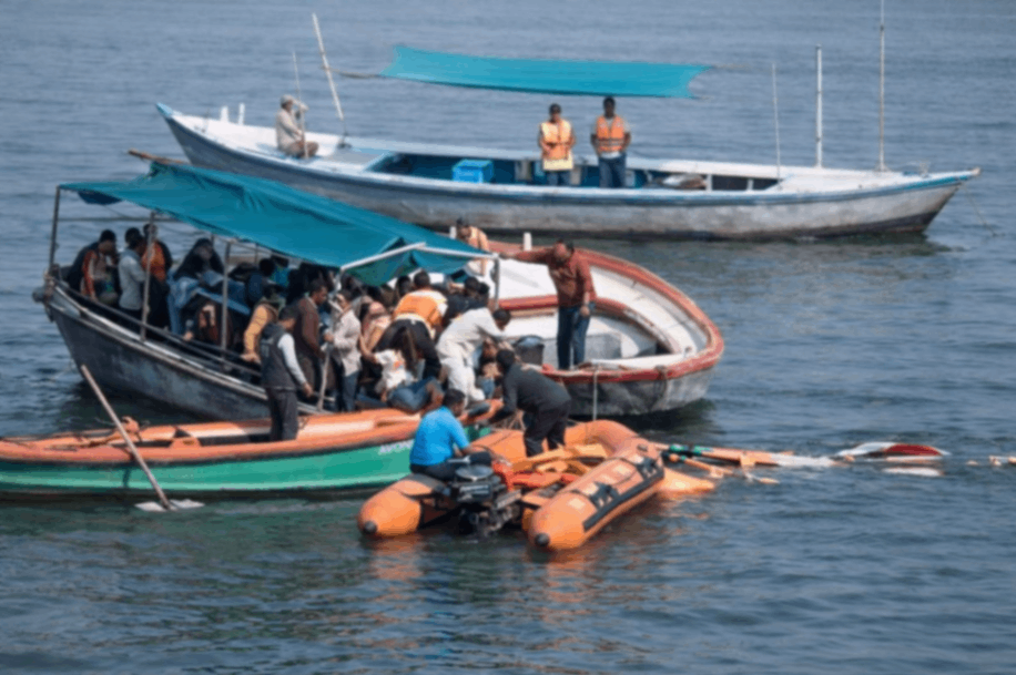 वाराणसी में बडी नाव से टक्‍कर के बाद डूबी छोटी नाव, बाल बाल बचे लोग 