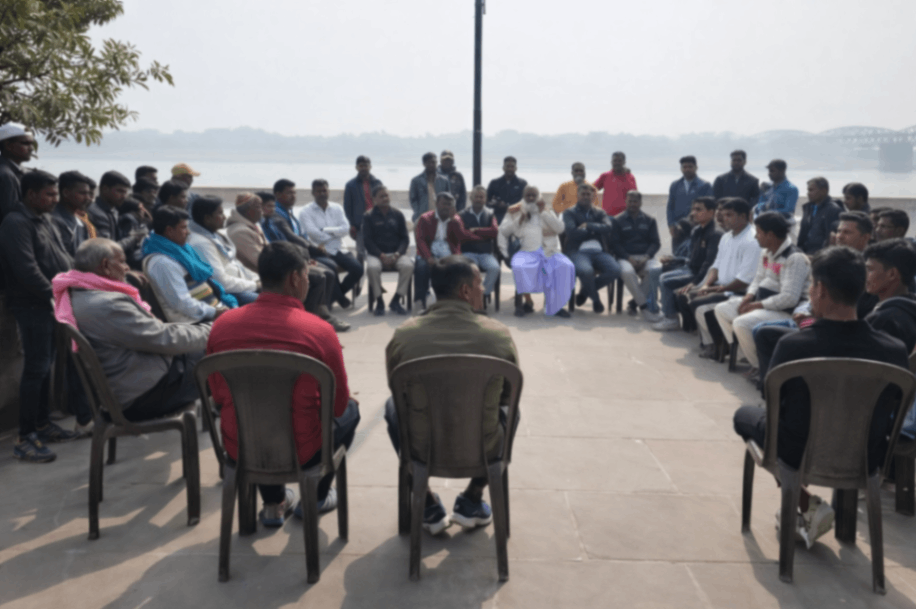 वाराणसी में वाटर टैक्सी जेटी और हाइड्रोलिक जहाज का नाविकों ने किया विरोध