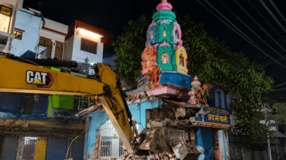 मंदिर ध्‍वस्‍तीकरण के दौरान गिरा शिखर, पीडब्‍लूडी कर्मचारी की मौत...