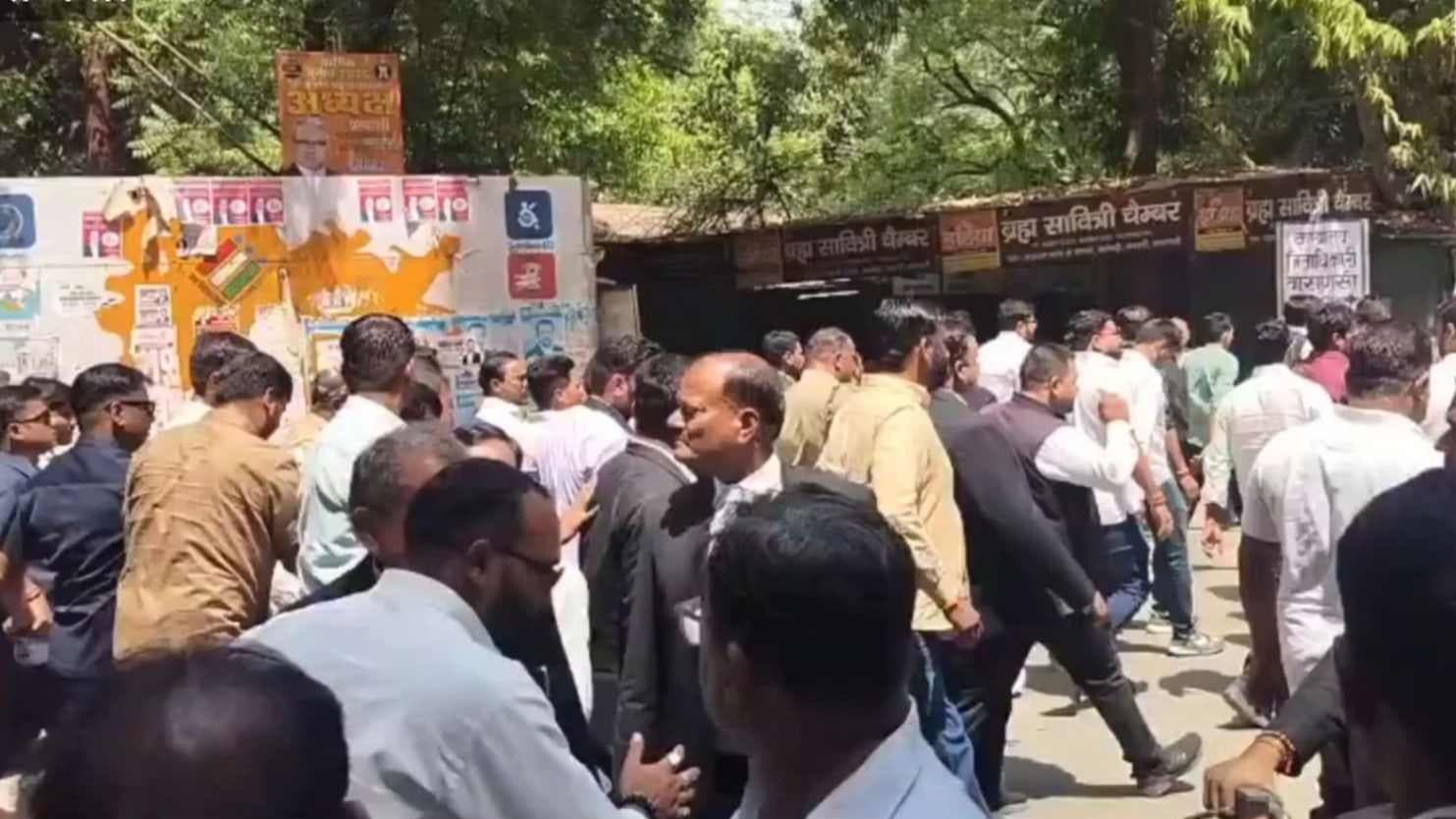 पुलिस के निर्माण कार्य रोकने पर अधिवक्‍ताओं का हंगामा,  पुलिस चौकी का घेराव 