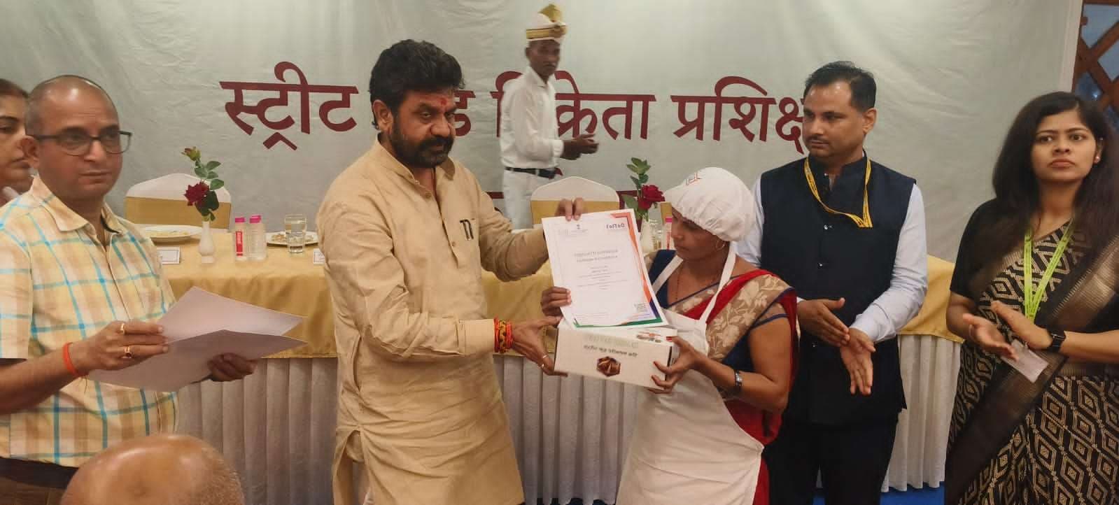 स्ट्रीट फूड वेन्डर्स को खाद्य सुरक्षा के प्रति दिया गया प्रशिक्षण
