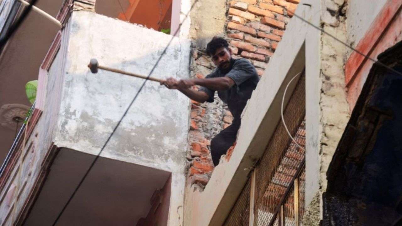 दालमंडी सड़क चौड़ीकरण - भारी पुलिस बल के साथ आज से फिर ध्‍वस्‍तीकरण शुरू
