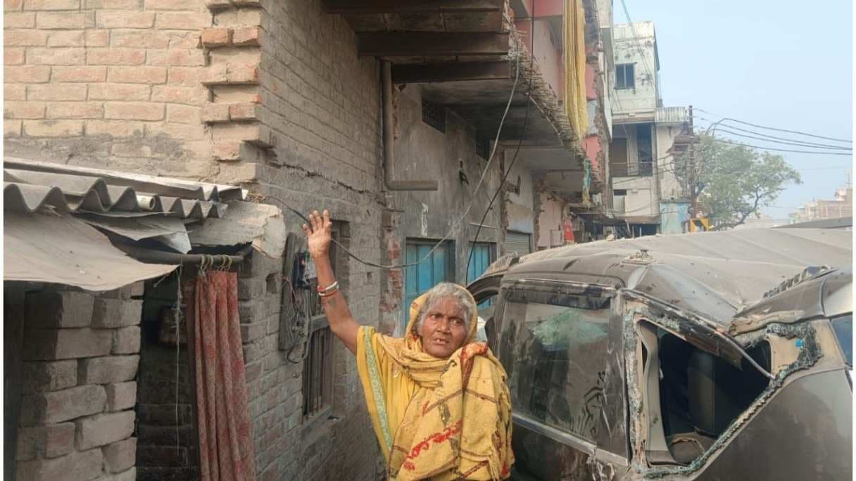  तेज रफ्तार कार रेलिंग तोड़कर मकान से टकराई, एक की मौत, चार घायल 
