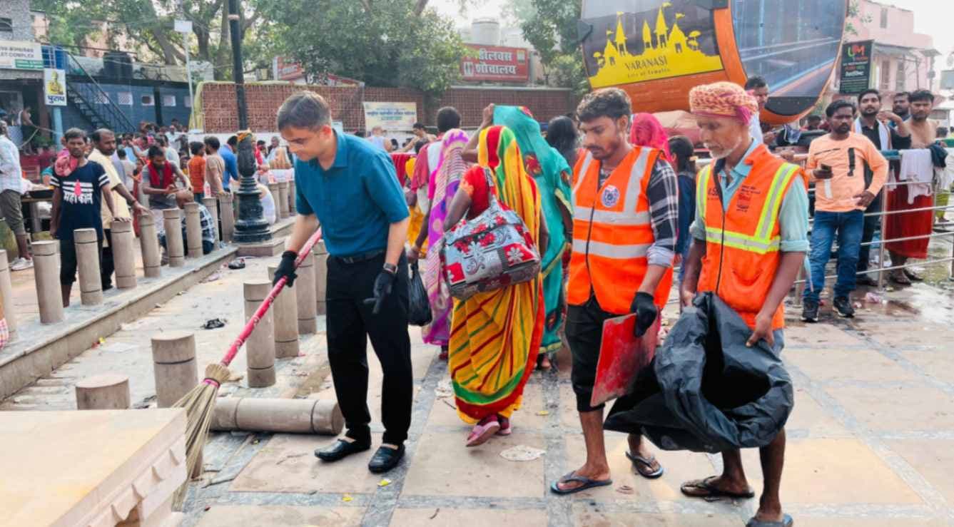 मंडलायुक्त व जिलाधिकारी ने झाड़ू लगाकर दी स्वच्छता अभियान को गति 
