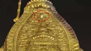 काशी विश्वनाथ मंदिर के शिखर पर दिखा सफेद उल्लू, श्रद्धालुओं ने माना शुभ संकेत