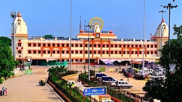 कैंट स्टेशनः अब आराम से मिलेगा जनरल टिकट, अब फटाफट एटीवीएम से टिकट देंगे 39 नए ऑपरेटर 