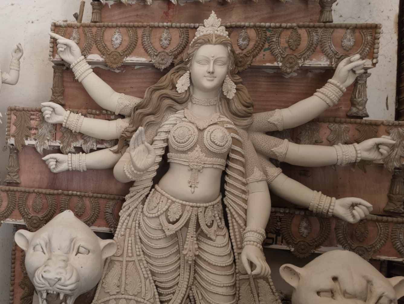 प्रसिद्ध मूर्तिकार गढ़ने में जुटें हैं मां दुर्गा की 18 फीट प्रतिमा