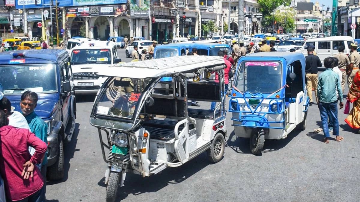 महिलाओं की सुरक्षा पर सख्त रुख: अब ई-रिक्शा पर दिखेगा चालक का नंबर