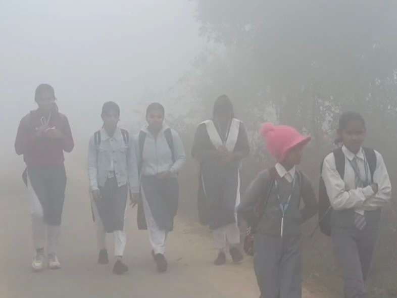 वाराणसी में शीतलहर का कहर: कक्षा 5 तक के स्कूल बंद, BSA ने जारी किया आदेश