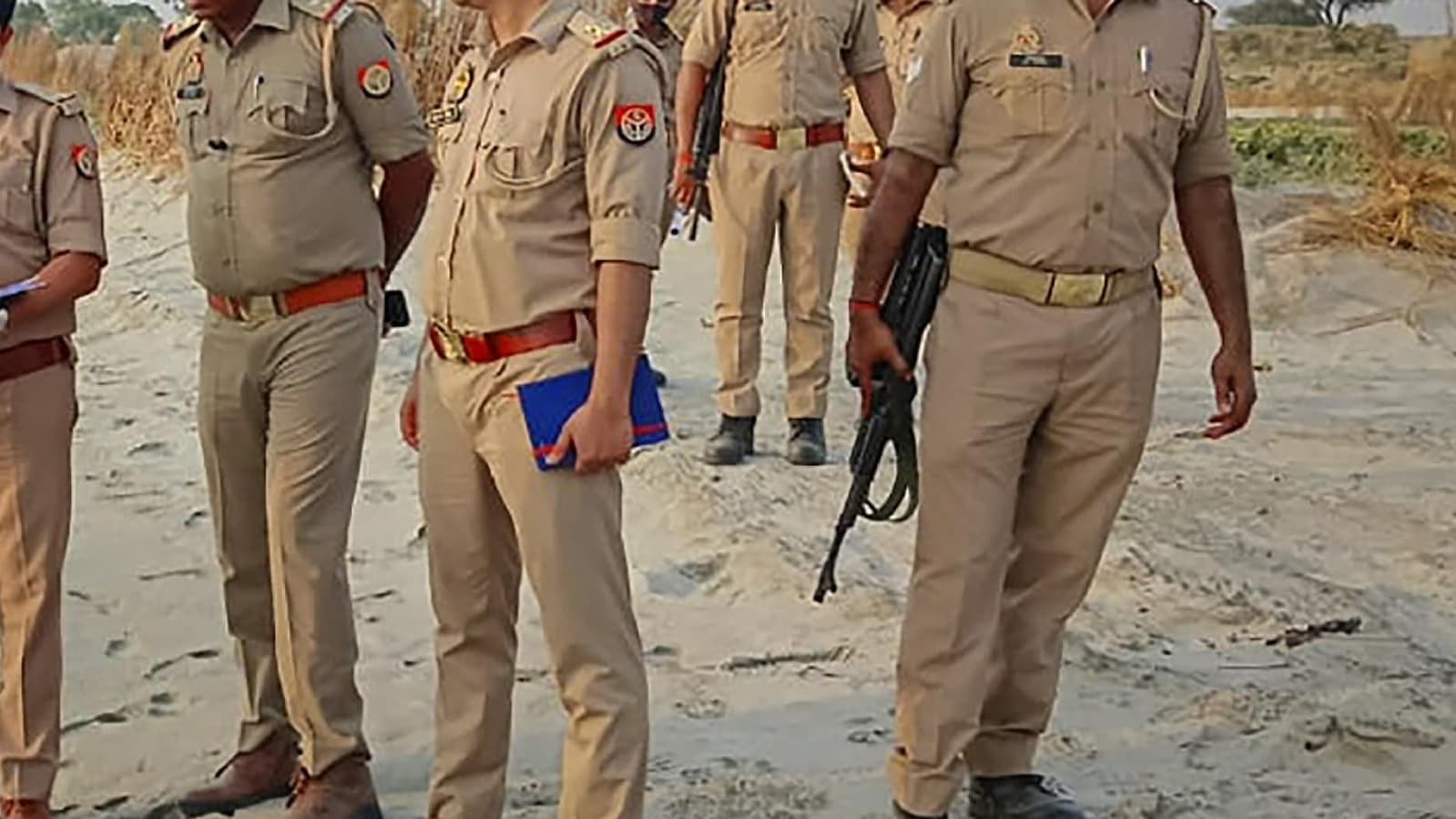 महिला से चेन छीनने वाला बदमाश पुलिस मुठभेड़ में गिरफ्तार, पैर में लगी गोली 