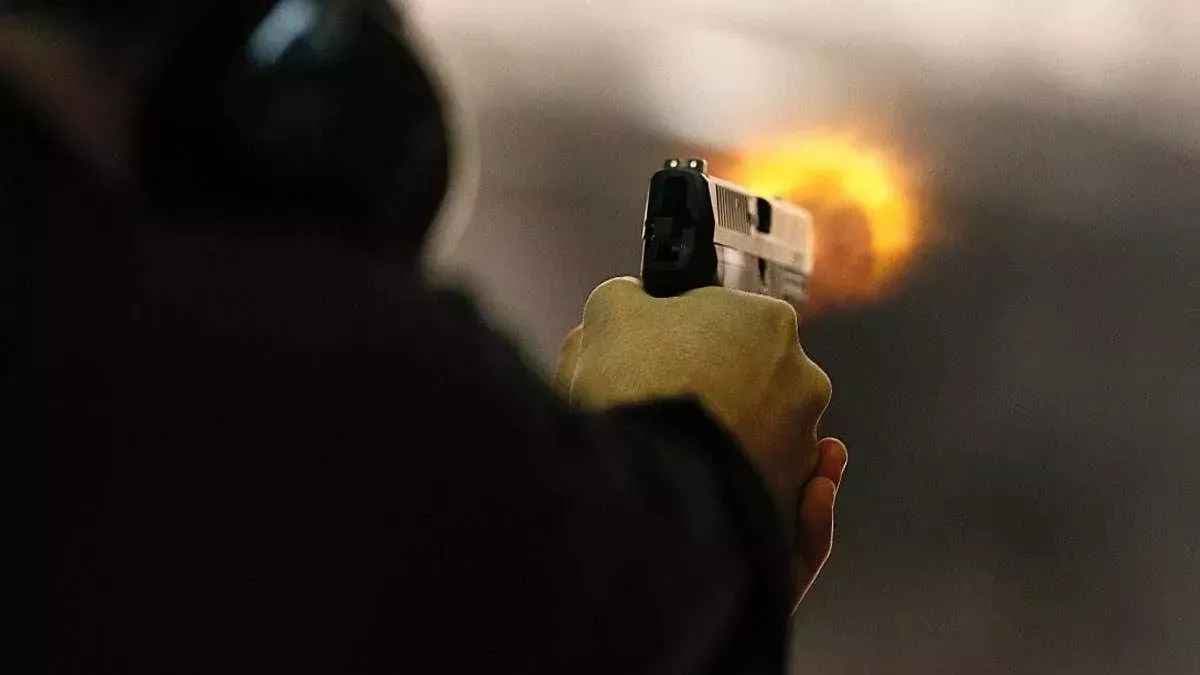 घर में घुसे बदमाशों का विरोध पडा भारी, फायरिंग में महिला गंभीर रूप से घायल
