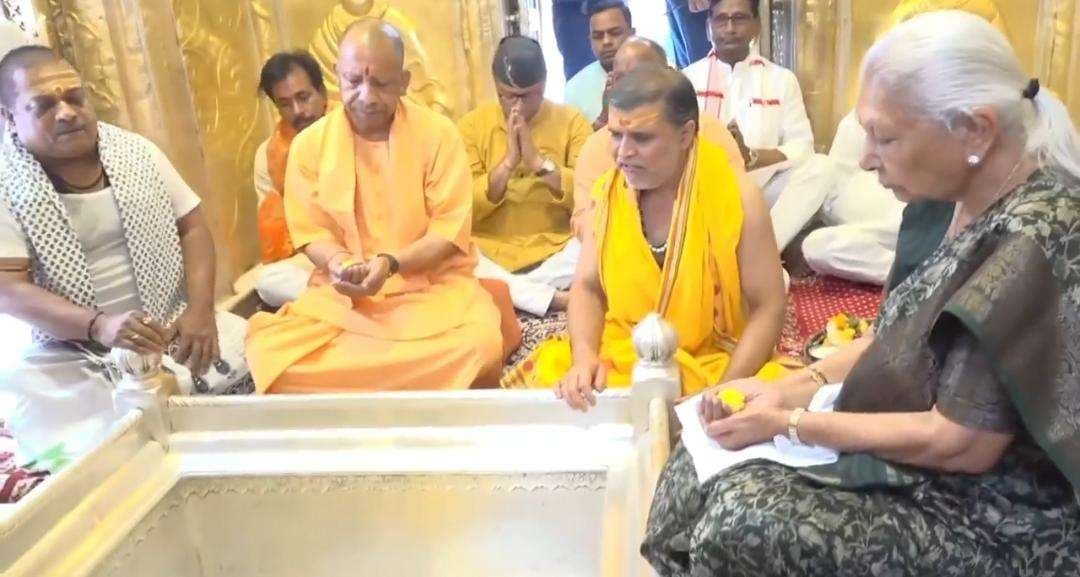 राज्‍यपाल आनंदी बेन और सीएम योगी ने बाबा दरबार में लगाई हाजिरी, इस पर्व में हुए शामिल 