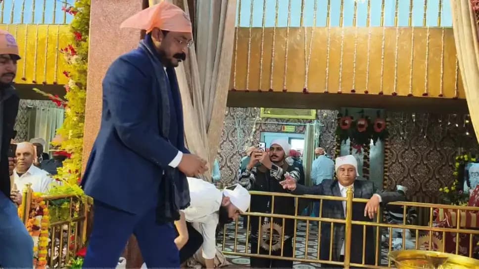 "संत रविदास मंदिर पहुंचे  चंद्रशेखर  रावण, दर्शन-पूजन कर लंगर में किया प्रसाद ग्रहण"