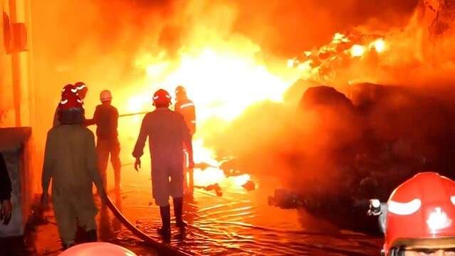 केमिकल गोदाम में लगी भयंकर आग को बुझाने पहुंचे फायर ऑफिसर झुलसे