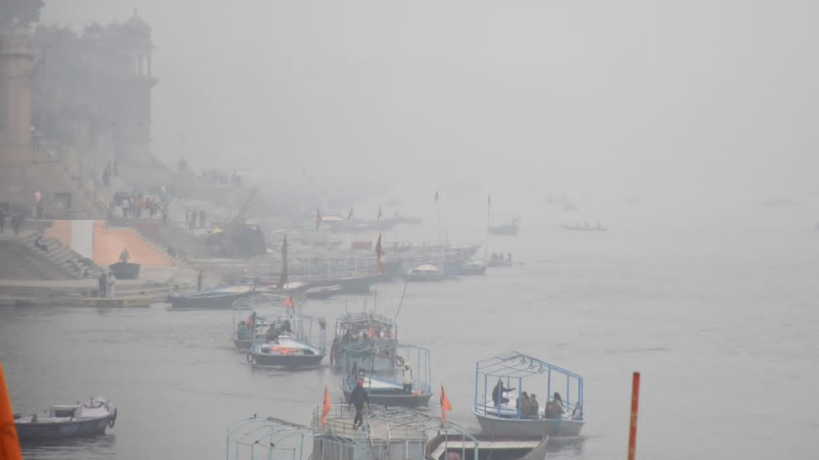 मौसम में उतार चढाव - वाराणसी में रात का पारा 3.4 डिग्री नीचे लुढ़क कर 11.8 पर पहुंचा 
