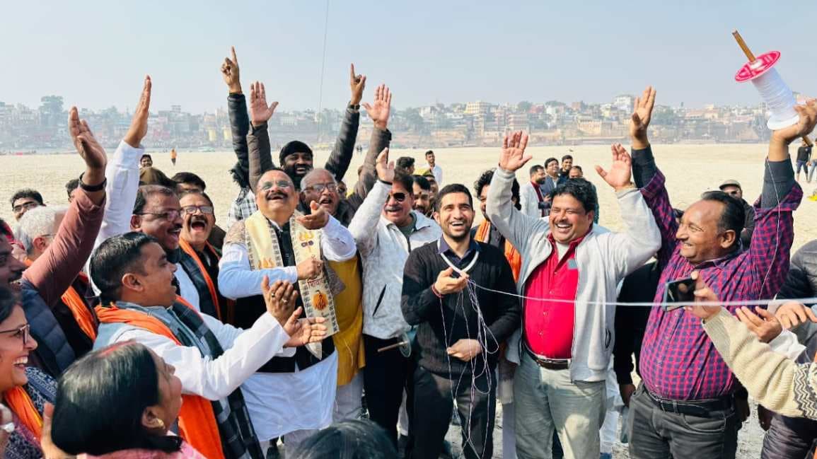 बनारस में पतंगबाजी; महापौर और नगर आयुक्त ने लड़ाए पेंच, आज होगा फाइनल मुकाबला