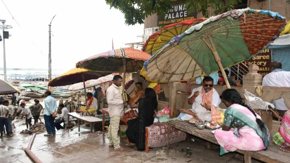 बाढ़ के बाद घाटों पर लौटे साधु-संत और तीर्थयात्री