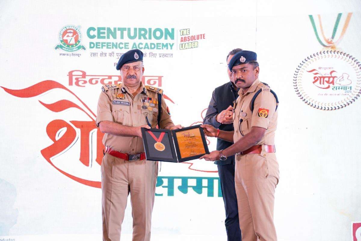 वाराणसी के डीसीपी ने अपराध नियंत्रण में दिखाई उत्कृष्ट कार्यशैली, डीजीपी ने किया सम्मानित

