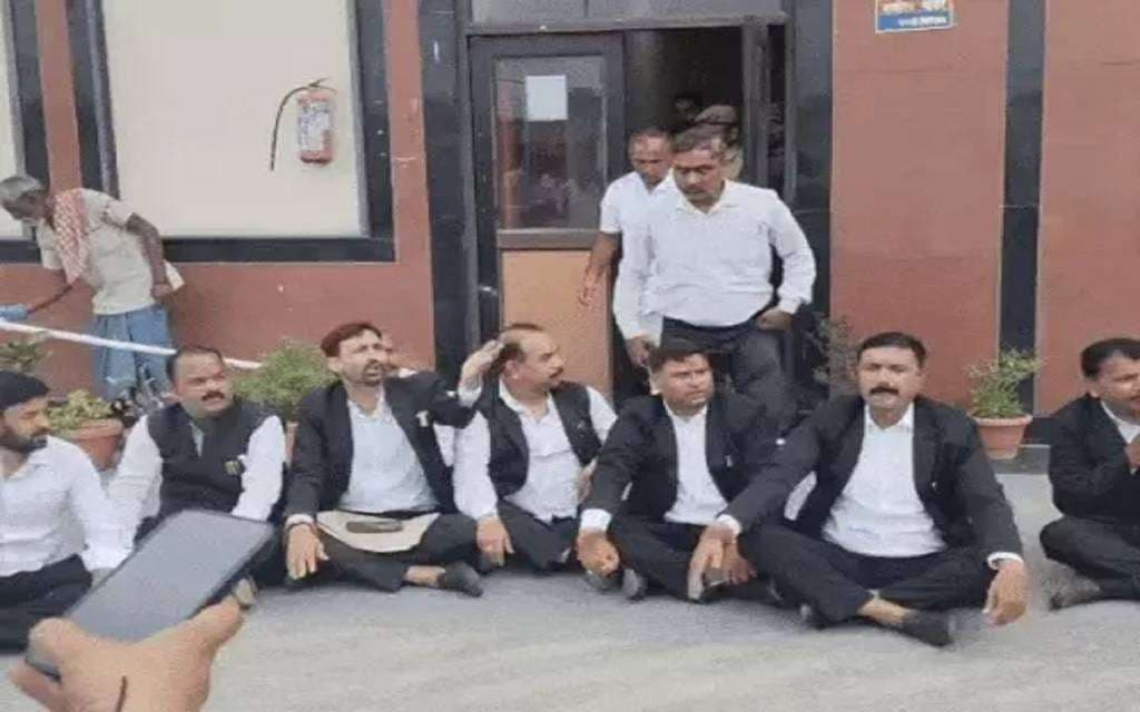 
वाराणसी में बीएससी नर्सिंग छात्र के अपहरण पर वकीलों का जोरदार प्रदर्शन, जीआरपी थाने पर कार्रवाई की मांग