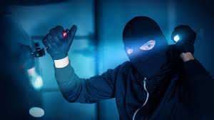 रिटायर्ड SI के घर से लाखों की चोरी, CCTV कैमरे में कैद हुई घटना 