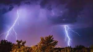 वाराणसी में तेज हवाओं संग हुई झमाझम बारिश, मौसम हुआ सुहाना 