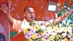 पैतृक गांव में CM योगी आदित्यनाथ, अपने रिश्तेदारों से की मुलाकात