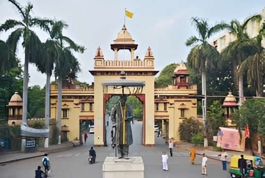 बीएचयू में नकाबपोश छात्रों का बवाल, कार में तोड़फोड़ से मचा हड़कंप
